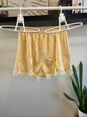 Silky Lace Trim Shorts | Pale Yellow | size Small